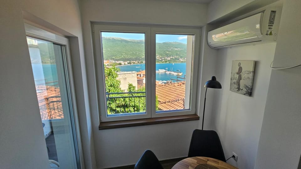 View (from property/room), Living room, City view, Lake view