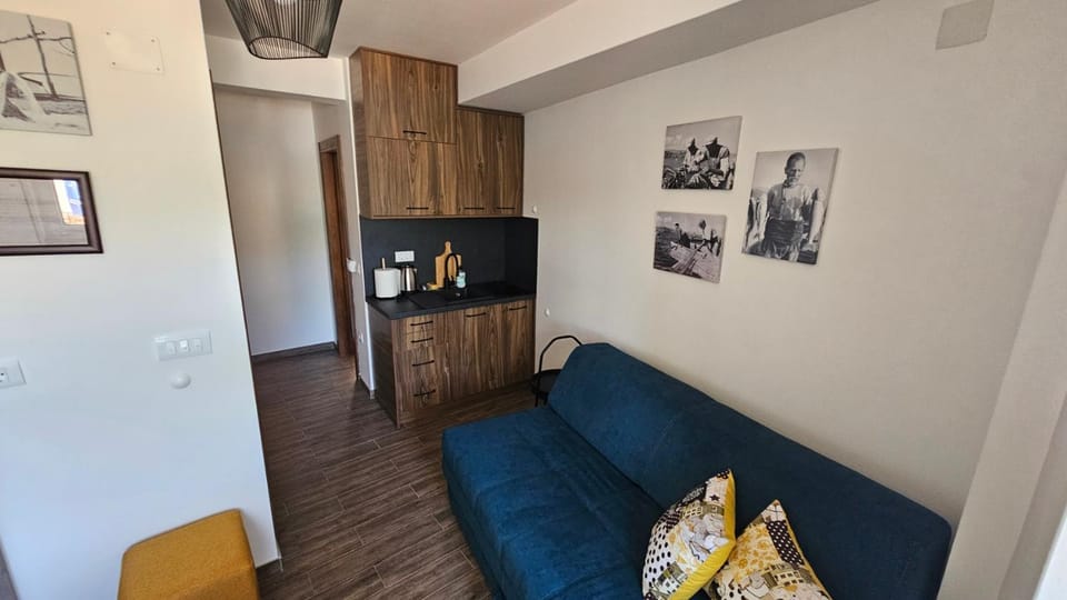Kitchen or kitchenette, Living room, Seating area, Dining area