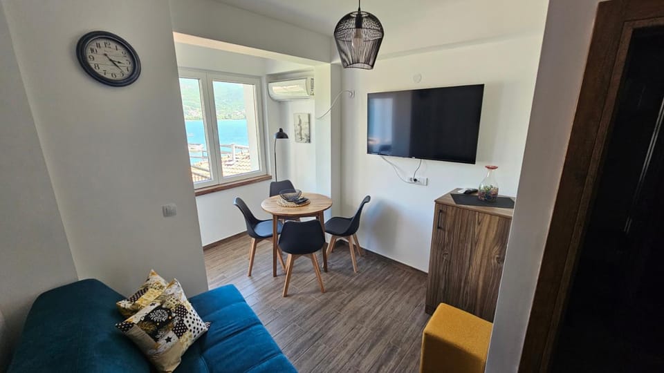 TV and multimedia, Dining area, Lake view