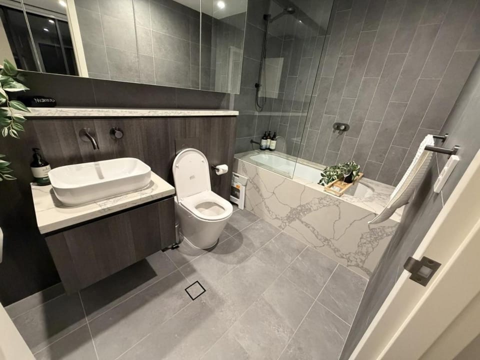 Enormous Modern Retreat Gym Pool BBQ Parking Rooftop Apartment in Lidcombe