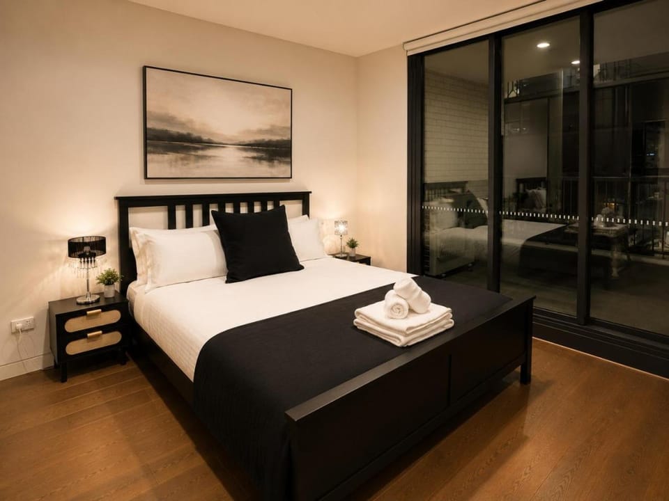 Enormous Modern Retreat Gym Pool BBQ Parking Rooftop Apartment in Lidcombe