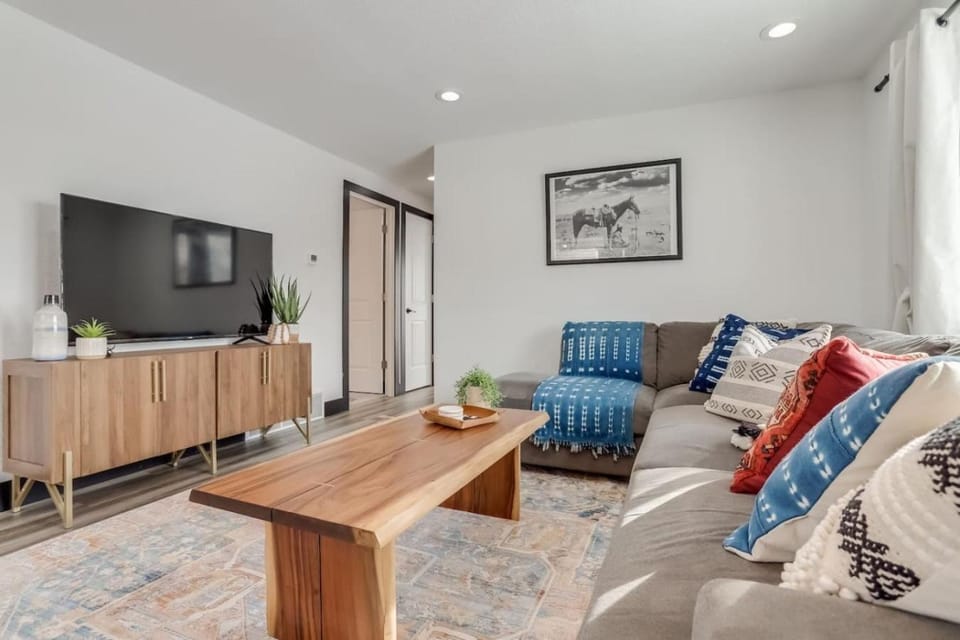 The Western Retreat Hot Tub & Spacious Yard House in Westminster