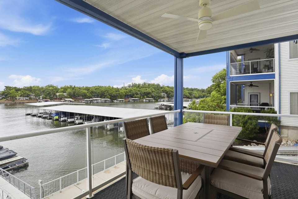 3B 2B Lakefront SeasonalPool Hot Tub Dock House in Lake of the Ozarks