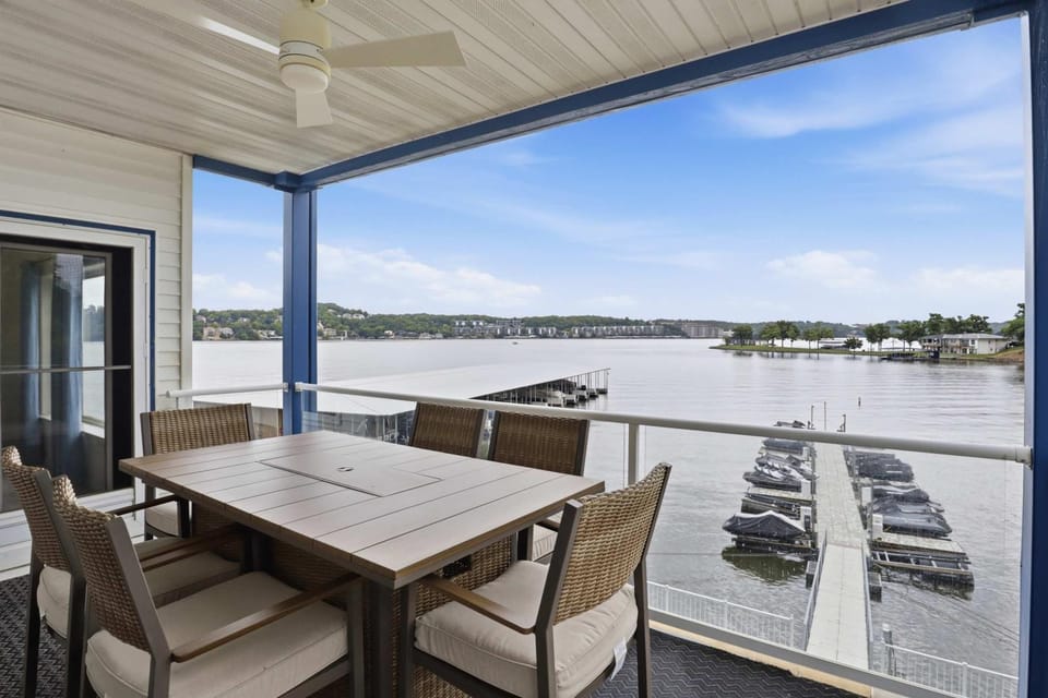 3B 2B Lakefront SeasonalPool Hot Tub Dock House in Lake of the Ozarks