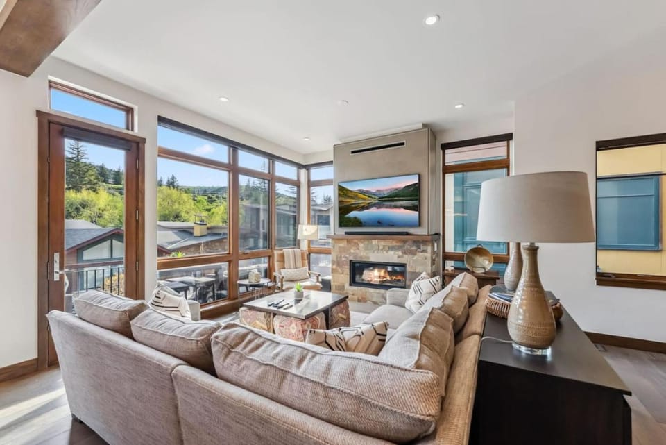 LUXE Riverfront Mountain Retreat Walk to Gondola House in Avon
