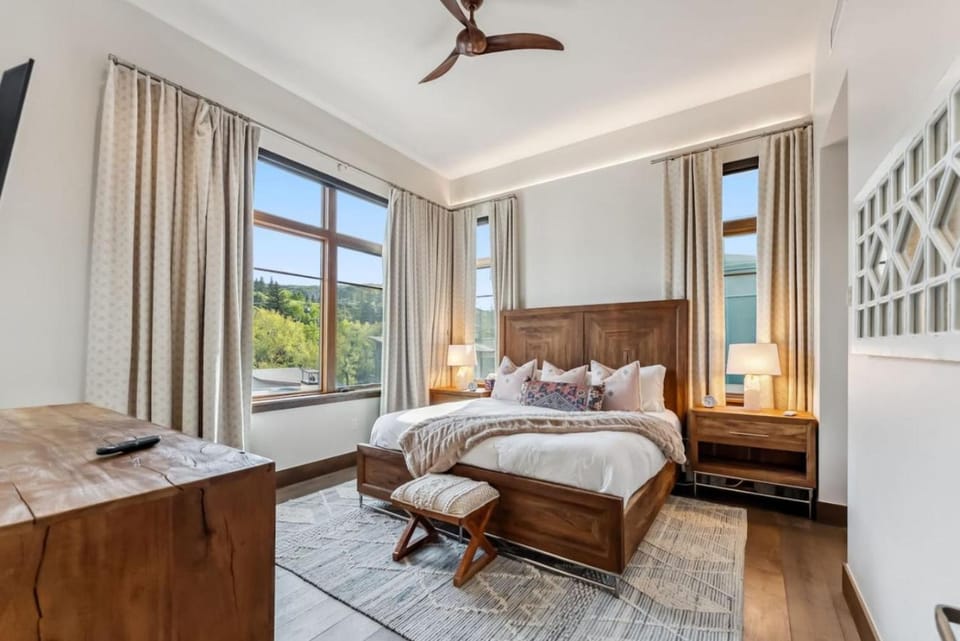LUXE Riverfront Mountain Retreat Walk to Gondola House in Avon