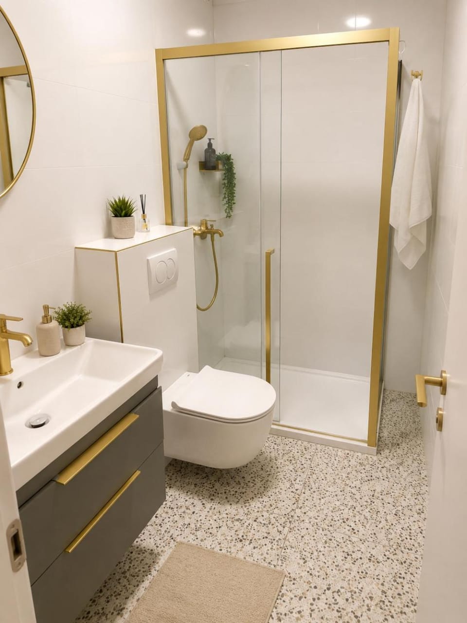 Shower, Toilet, Bathroom, towels