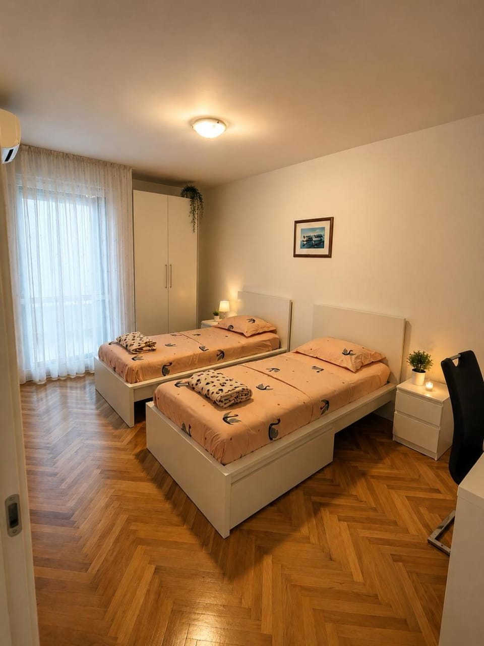 Bed, Photo of the whole room, Bedroom