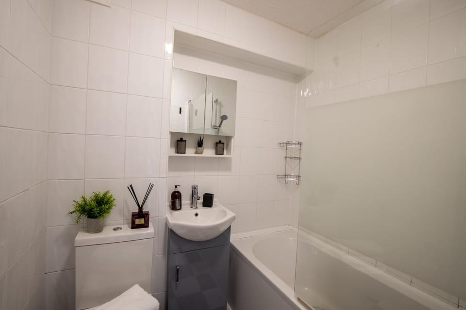 Central Dartford, Parking, WiFi & Workspace, Sleeps 5 Apartment in Dartford