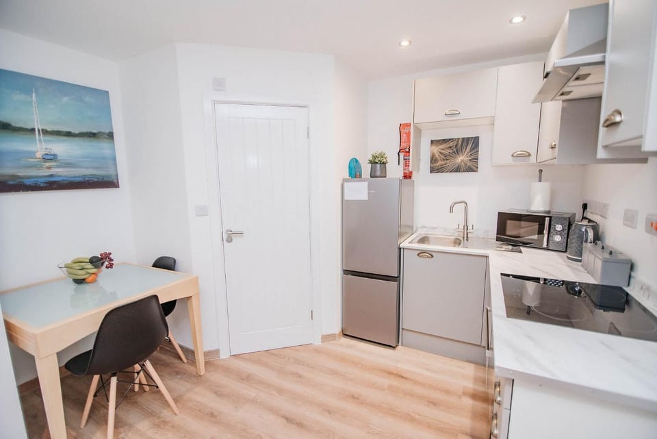 Kitchen or kitchenette, Dining area, oven