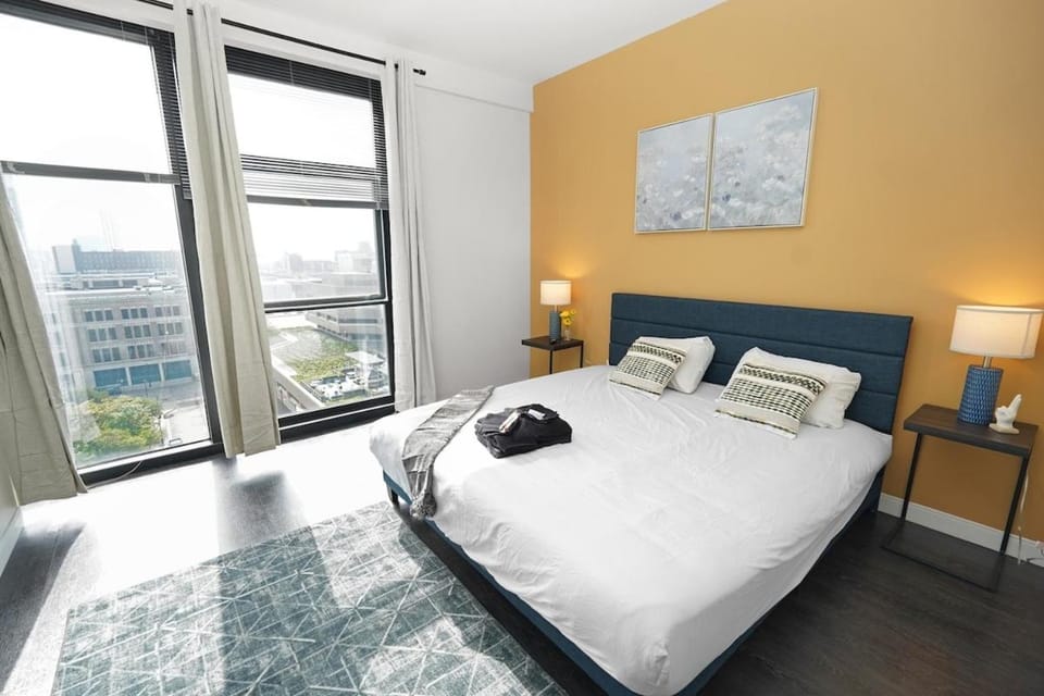 2BR Modern Westown mins from Fiserv & Riverwalk Apartment in Milwaukee