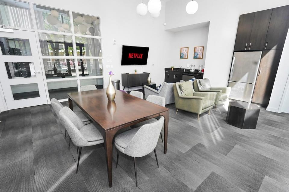 2BR Modern Westown mins from Fiserv & Riverwalk Apartment in Milwaukee