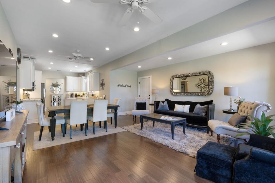 Living room, Photo of the whole room, Seating area