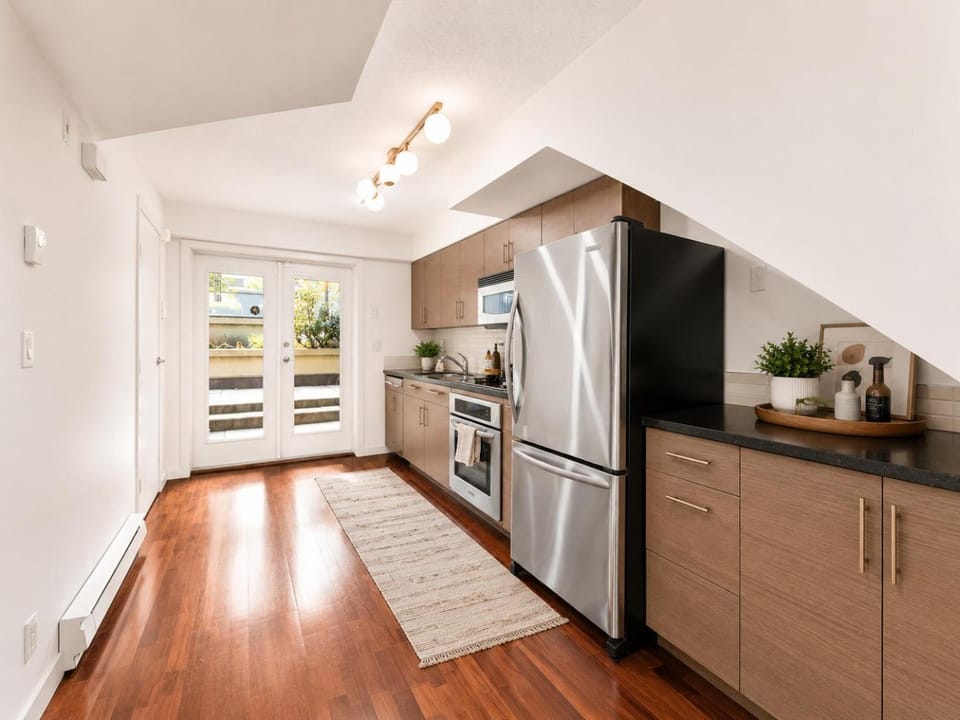 Central Vancouver 2 Bedroom plus Den Townhouse with Urban Comfort Apartment in Vancouver