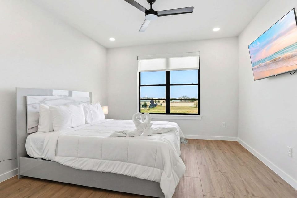 Bed, TV and multimedia, Bedroom