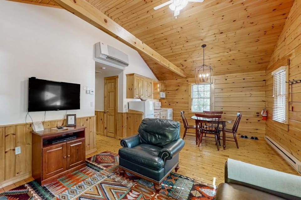 TV and multimedia, Kitchen or kitchenette, Living room, Seating area, Dining area