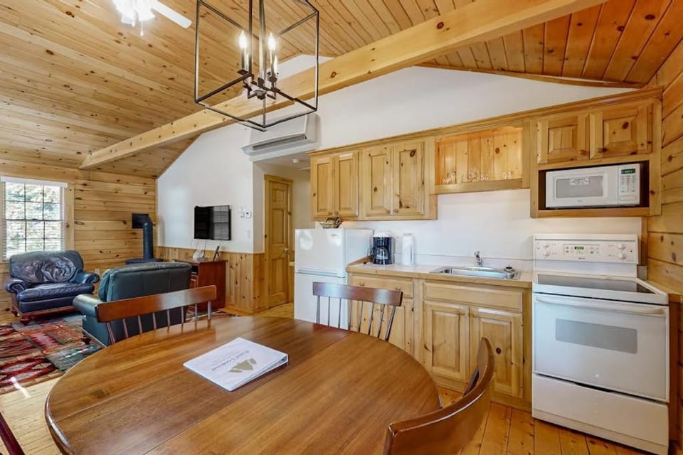Kitchen or kitchenette, Dining area, kitchen