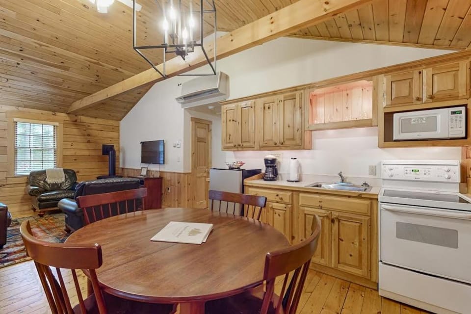 TV and multimedia, Coffee/tea facilities, Kitchen or kitchenette, Seating area, Dining area, oven, toaster, kitchen