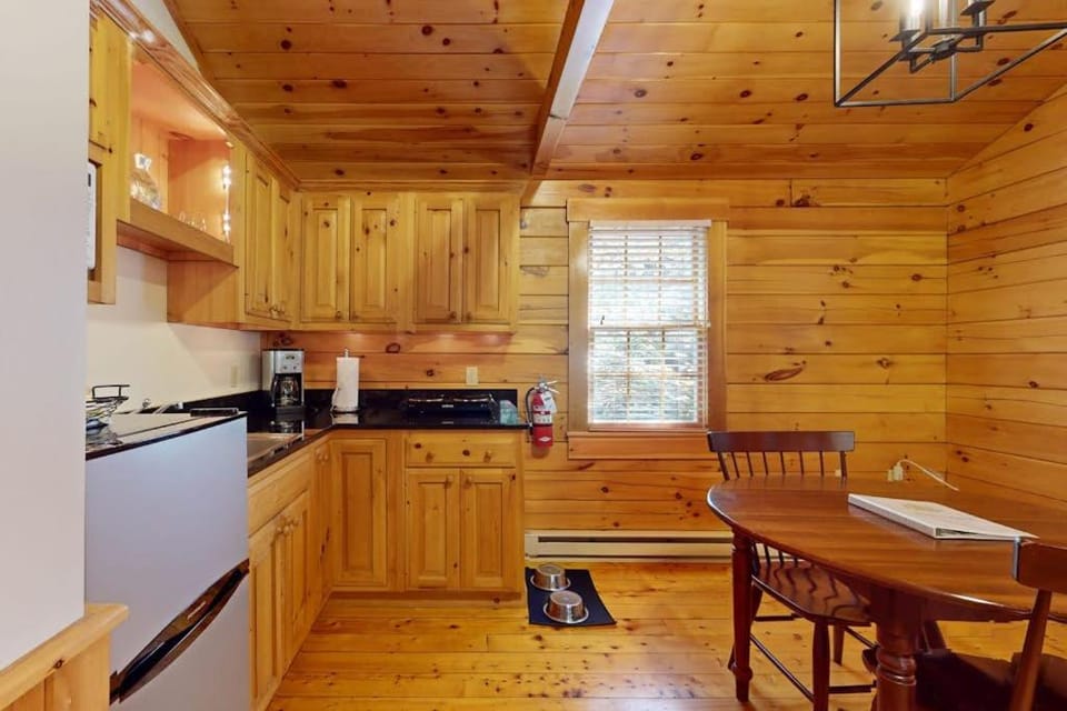 Kitchen or kitchenette, Dining area, kitchen