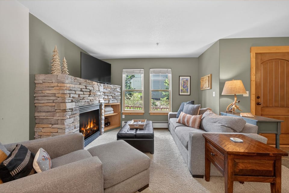 Day, TV and multimedia, Living room, fireplace, furniture