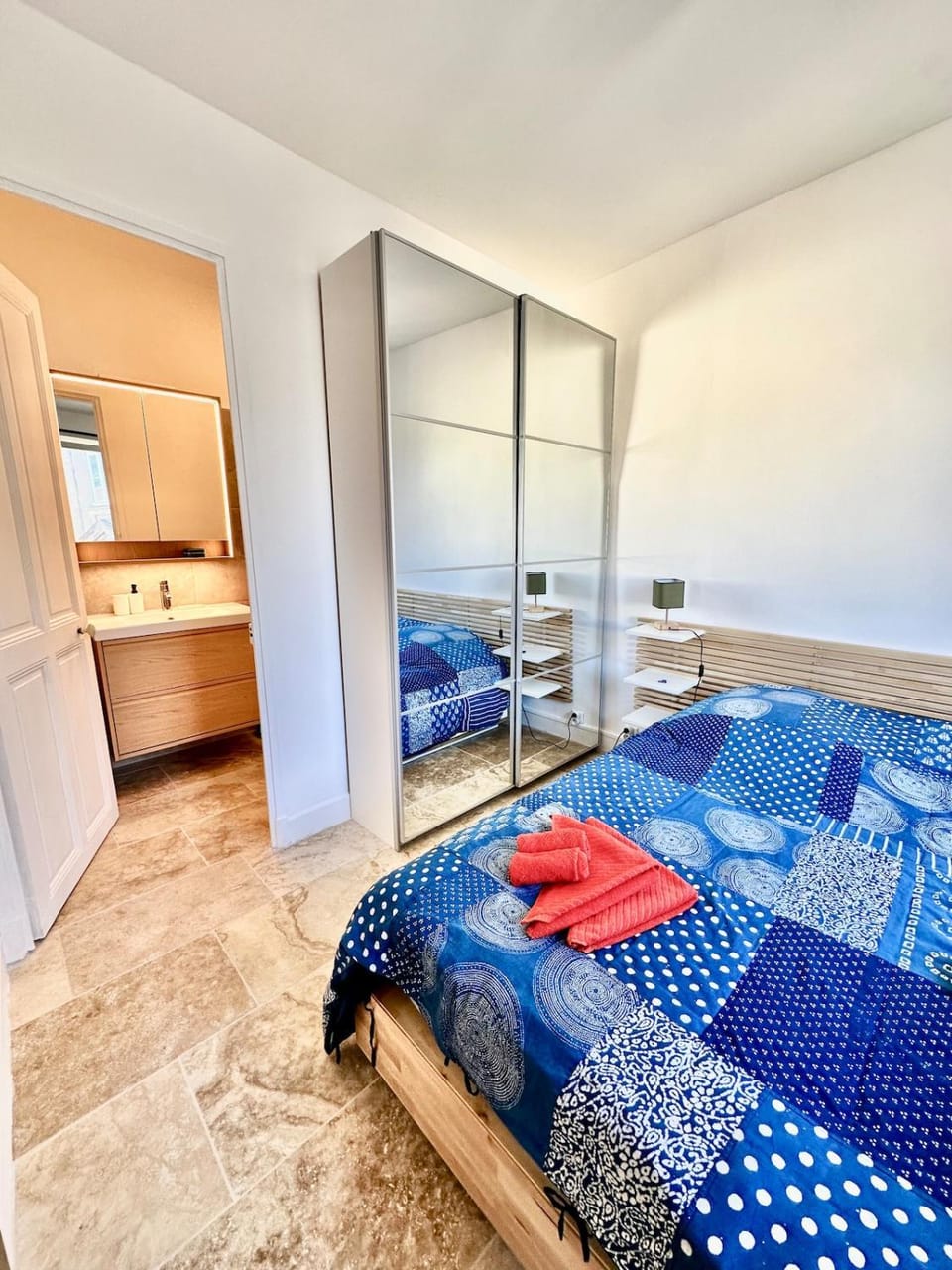 Bed, Bathroom, Bedroom, towels