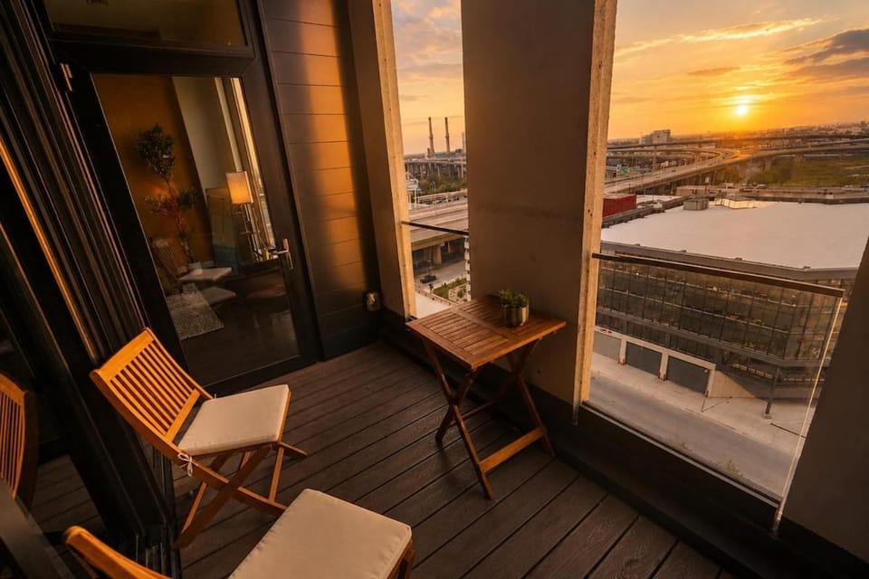 Downtown Milwaukee 3BR Balcony,5 min Public Market Apartment in Milwaukee