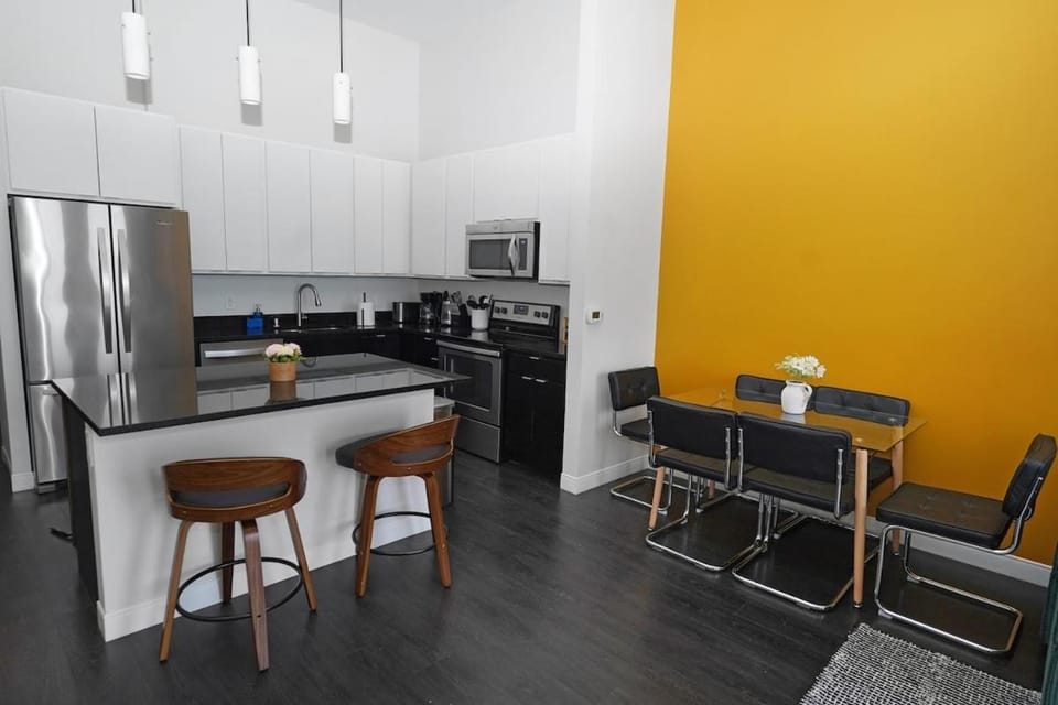 Downtown Milwaukee 3BR Balcony,5 min Public Market Apartment in Milwaukee