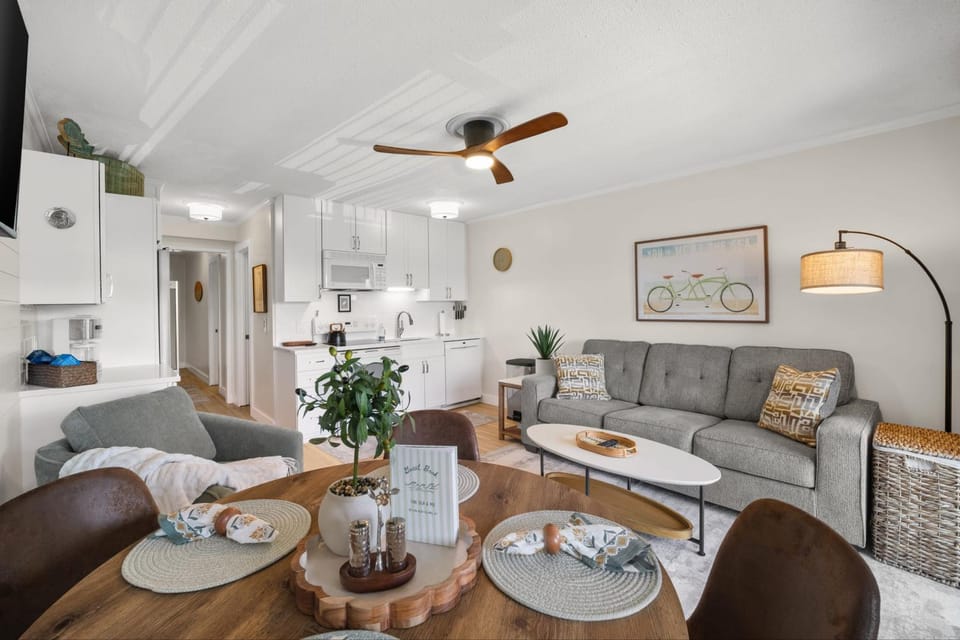 TV and multimedia, Kitchen or kitchenette, Living room, Seating area, Dining area