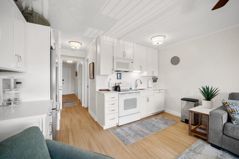 Coffee/tea facilities, Kitchen or kitchenette, dishwasher, oven, toaster