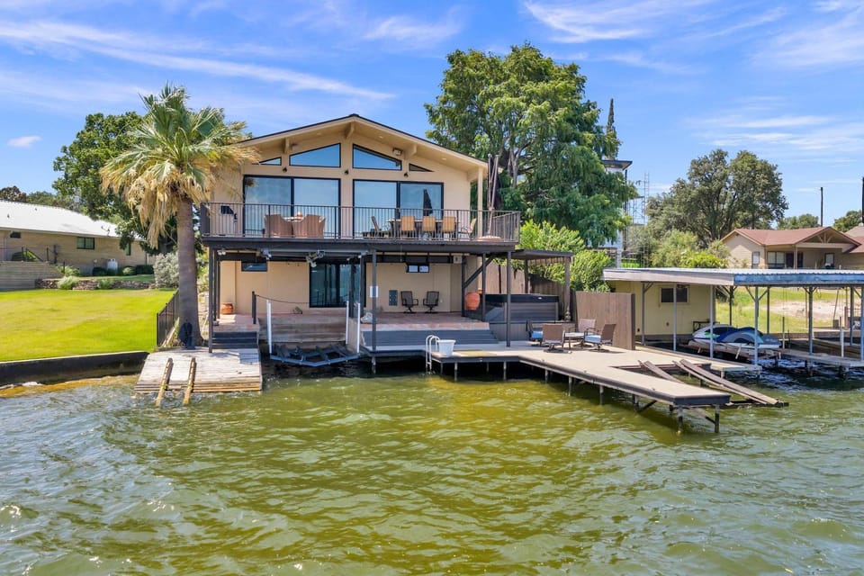4BR Lakefront Escape for 12 w Hot Tub & Patios House in Granite Shoals
