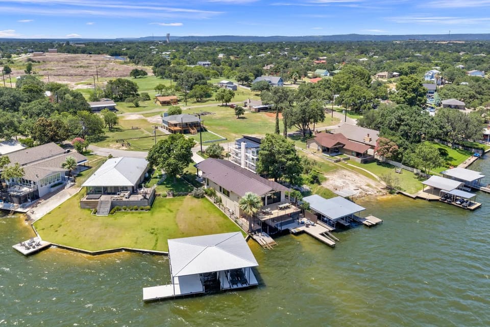 4BR Lakefront Escape for 12 w Hot Tub & Patios House in Granite Shoals