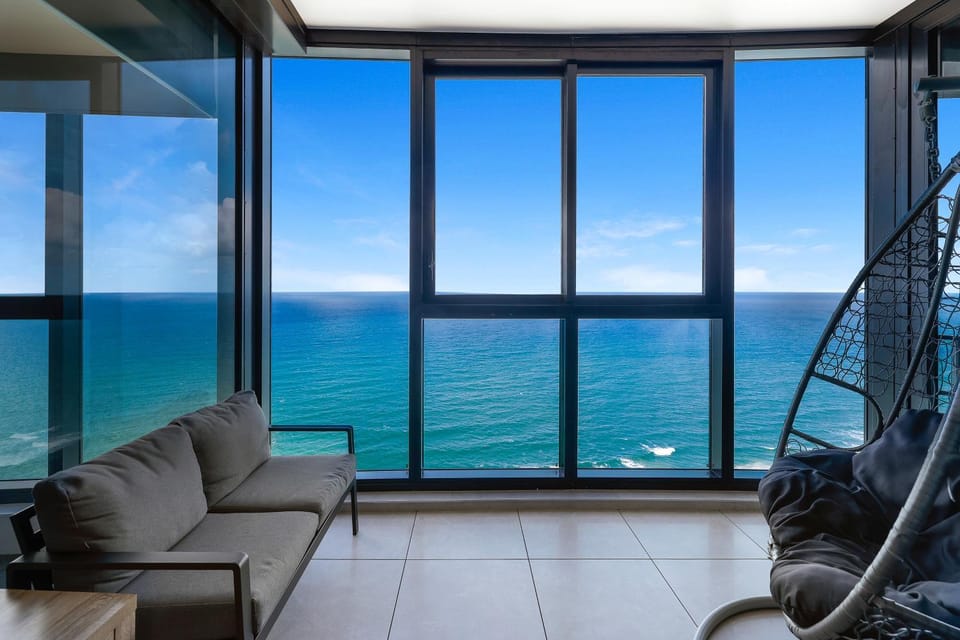 Absolute Oceanfront - 2BR 2BA - Free Parking Apartment in Surfers Paradise