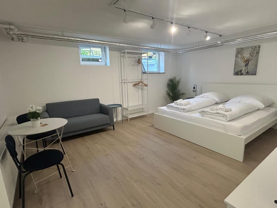 Bed, Dining area, Bedroom