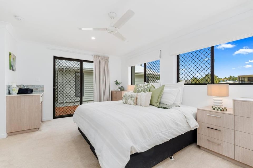 Absolute Beachfront Retreat - Private Beach TOOGOOM House in Toogoom