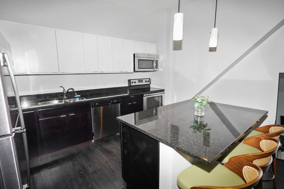Stylish 2BR Escape - 10 minutes walk to RiverWalk Apartment in Milwaukee