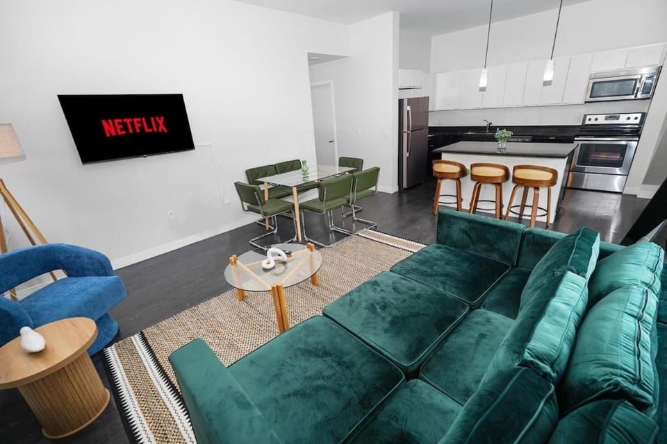 Stylish 2BR Escape - 10 minutes walk to RiverWalk Apartment in Milwaukee