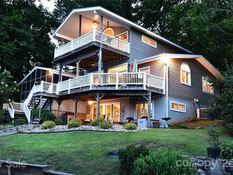 4-BR Lakefront Home with amazing views House in Lake Tillery