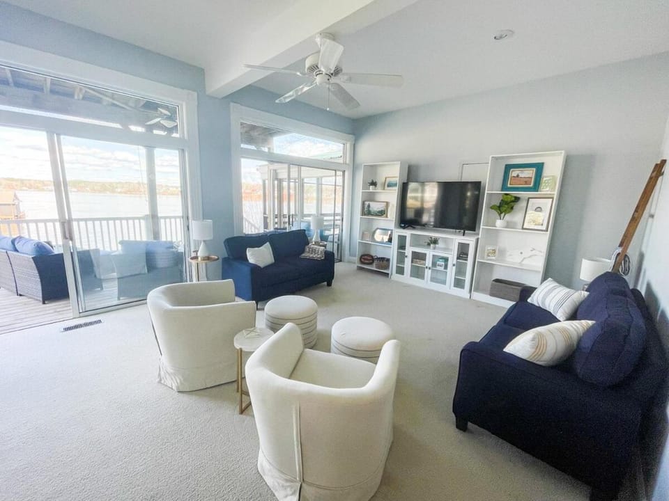 4-BR Lakefront Home with amazing views House in Lake Tillery