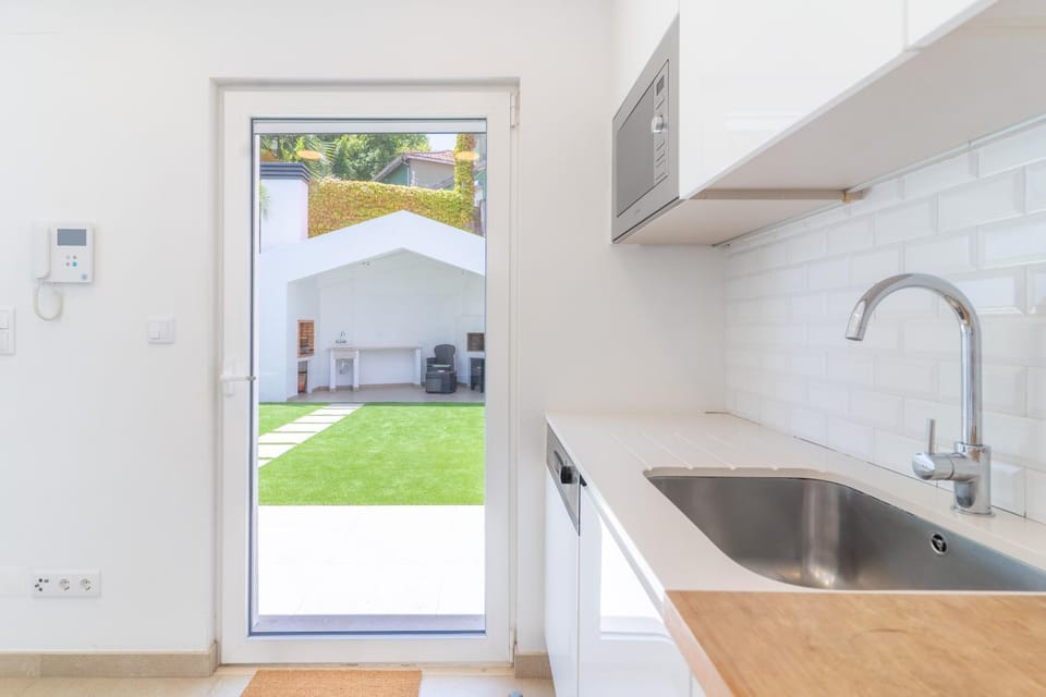 Modern Villa with Garden and Private Parking Villa in Lisbon