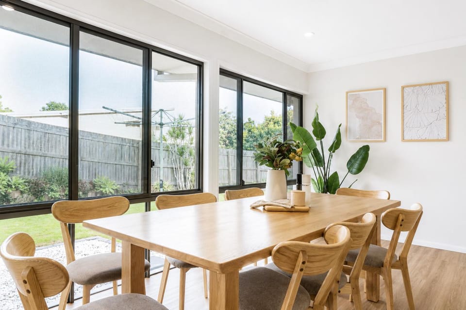 The Shailer Escape - Luxury Home with Private Pool House in Brisbane