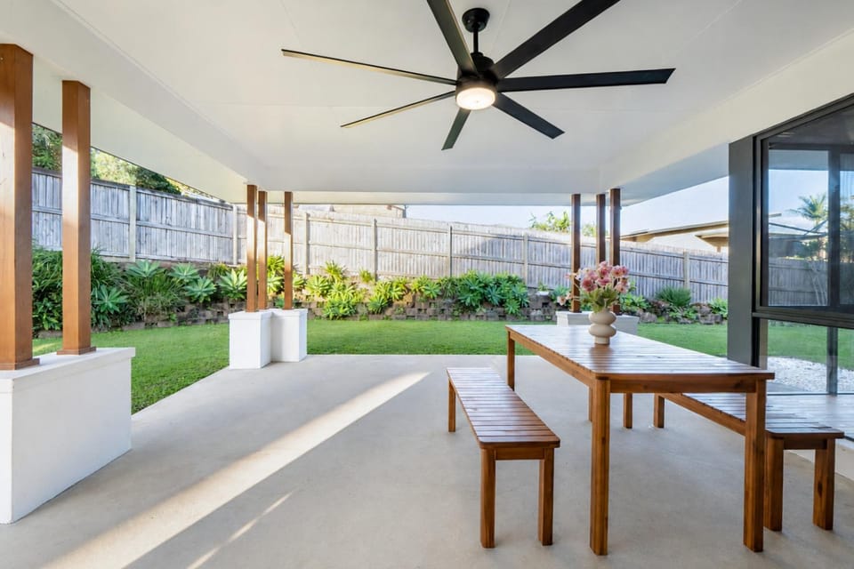 The Shailer Escape - Luxury Home with Private Pool House in Brisbane
