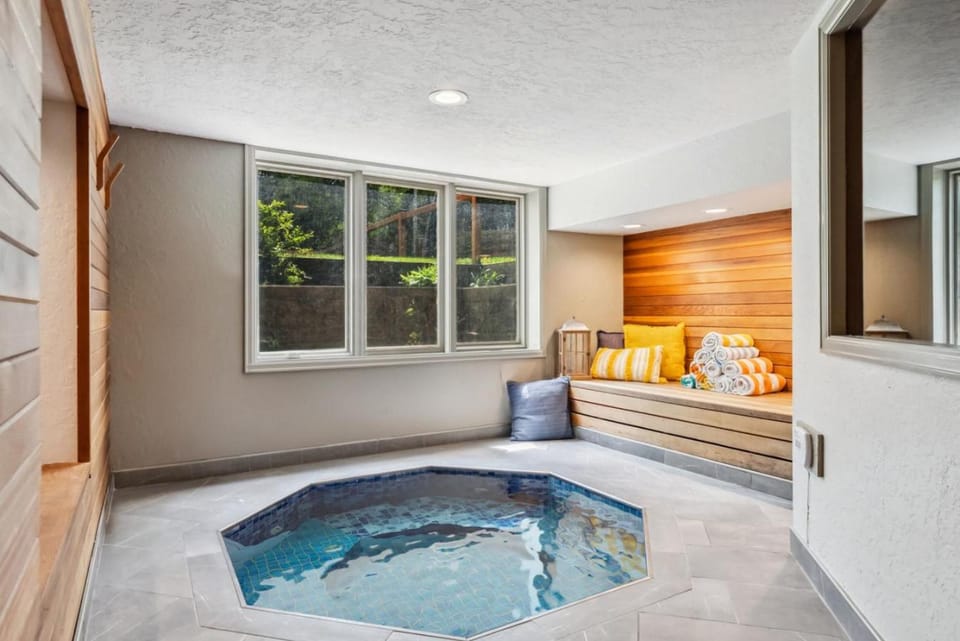 EagleVail Alpine Escape Riverside Luxe W Spa House in Eagle County