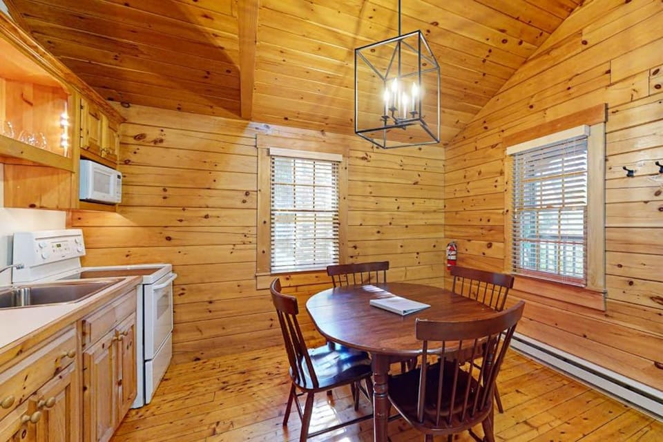 Kitchen or kitchenette, Seating area, Dining area, kitchen