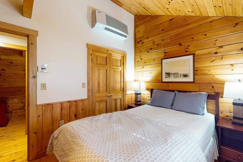 Bed, Photo of the whole room, Bedroom, air conditioner