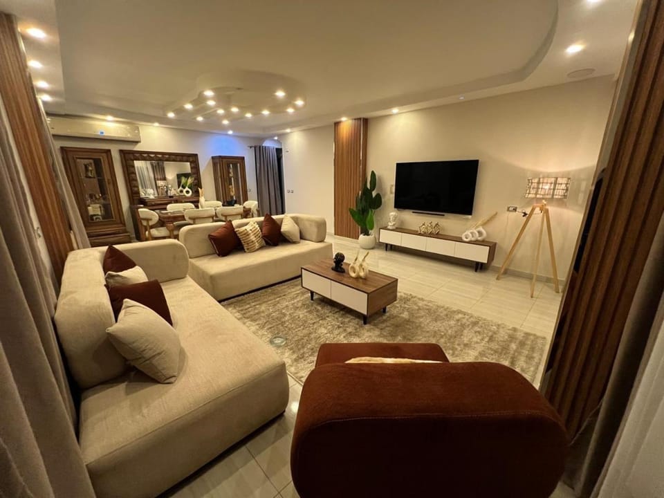 Communal lounge/ TV room, TV and multimedia, Living room, Seating area, Evening entertainment