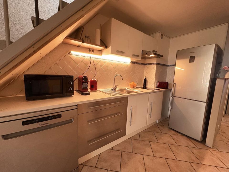 Duplex calme avec climatisation - 4 pers. vue pinède - FR-1-845-39 Apartment in French Riviera