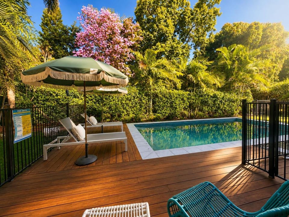 Tropical Poolside Studio Apartment in Queensland