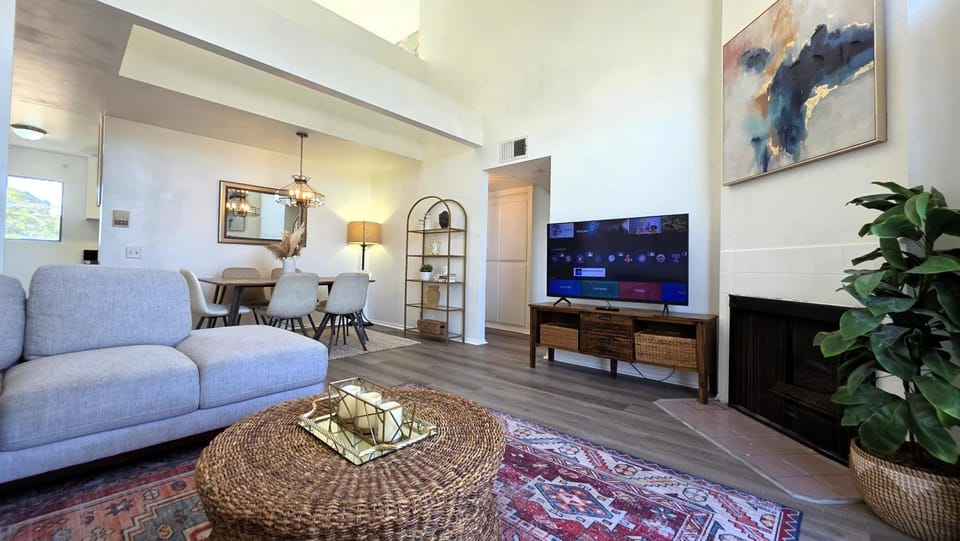TV and multimedia, Living room, Seating area, Evening entertainment