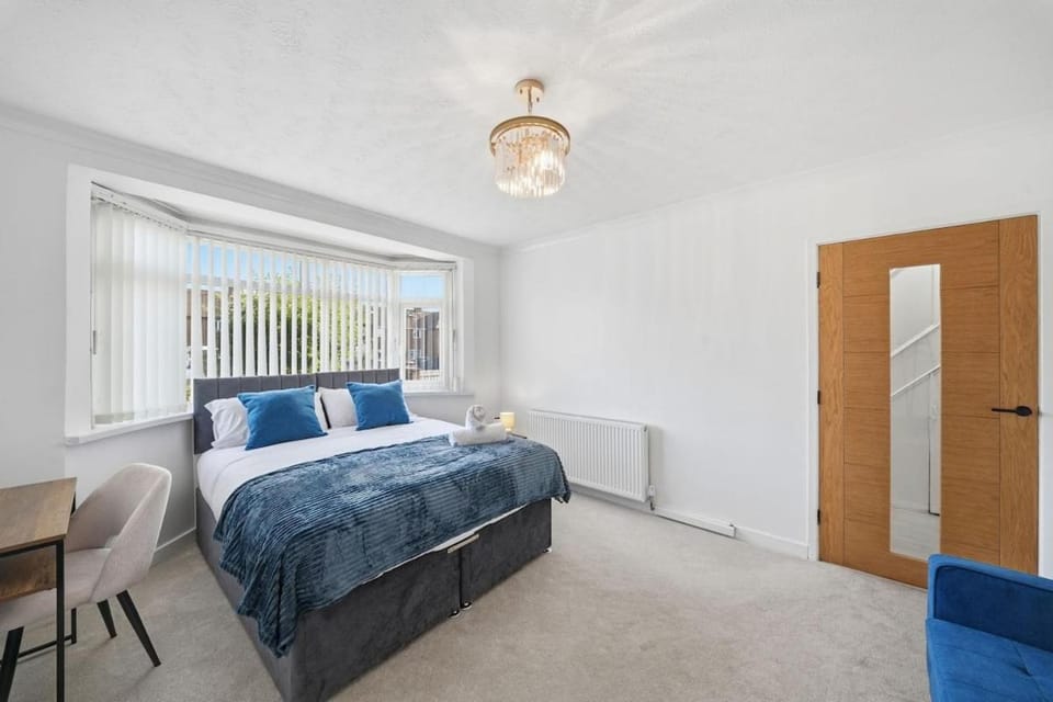 Bed, Photo of the whole room, Bedroom, wardrobe