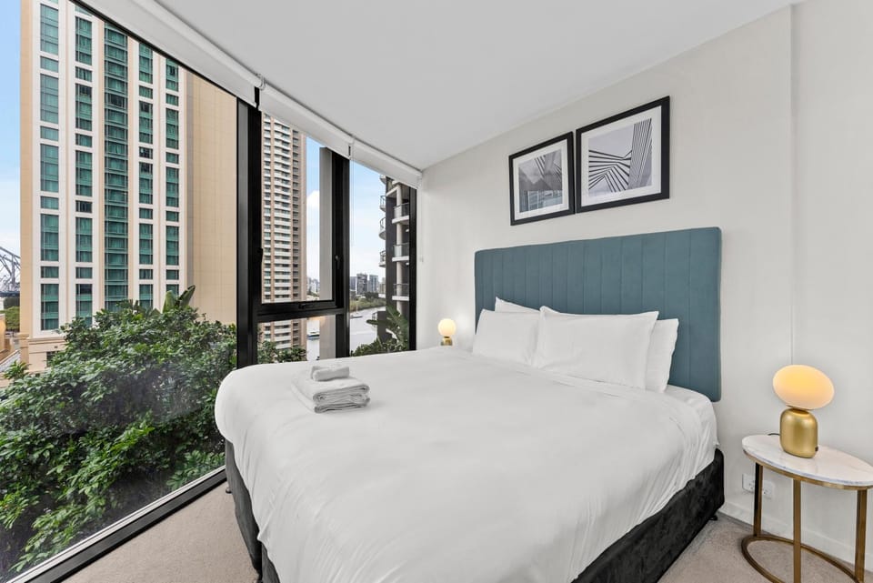 Modern 2BR with River Views, Rooftop Pool, Parking Apartment in Brisbane City